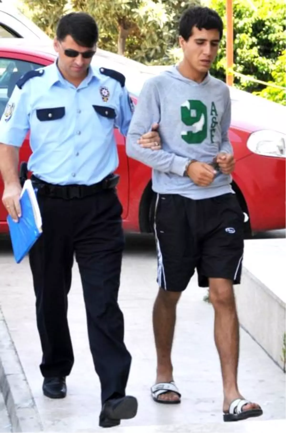 Şezlongta Uyuyan Evsizi Soydu, Tutuklandı