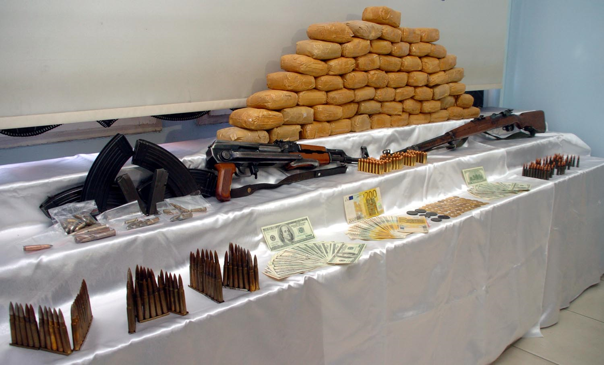 Korucubaşının Evinde 28 Kilo Eroin, Tarihi Eser ve Cephanelik Ele Geçirildi