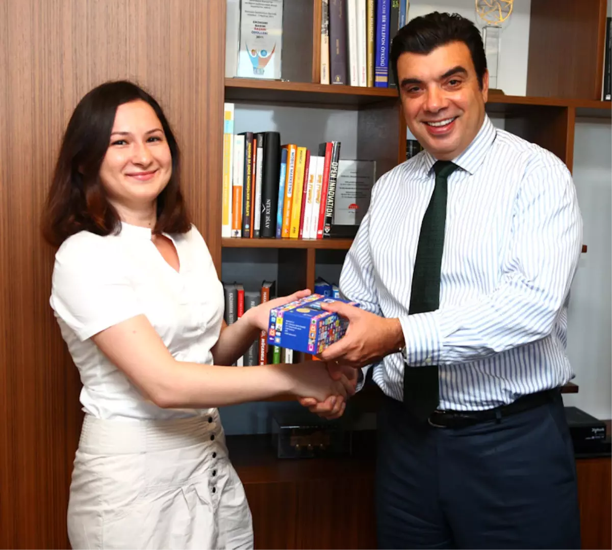 Turkcell Twitter\'da 100.000\'inci Takipçisine T20 Akıllı Telefon Hediye Etti