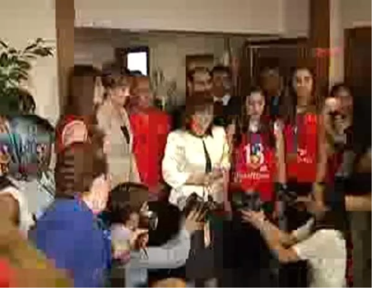 Şahin, Dünya Şampiyonu Voleybol Yıldız Kız Milli Takımını Kabul Etti