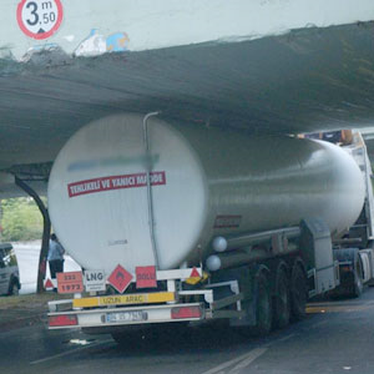 Tanker, Köprü Altında Sıkıştı