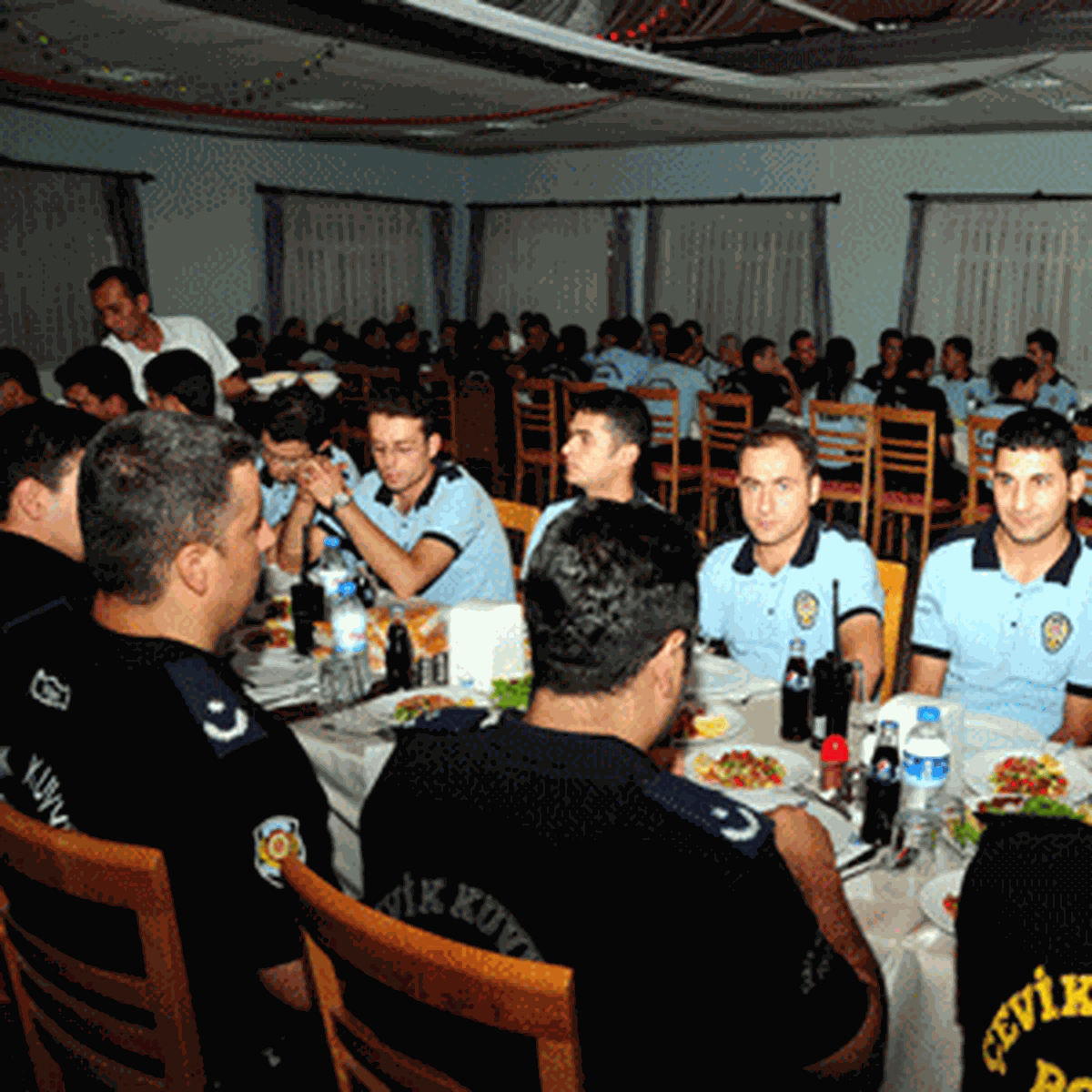 Vali Karaloğlu, Çevik Kuvvet Polisiyle İftar Açtı
