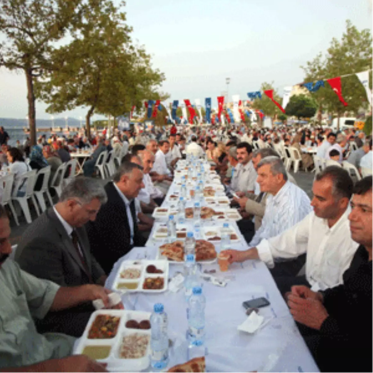 Karamürsel\'de Sahilde İftar Keyfi