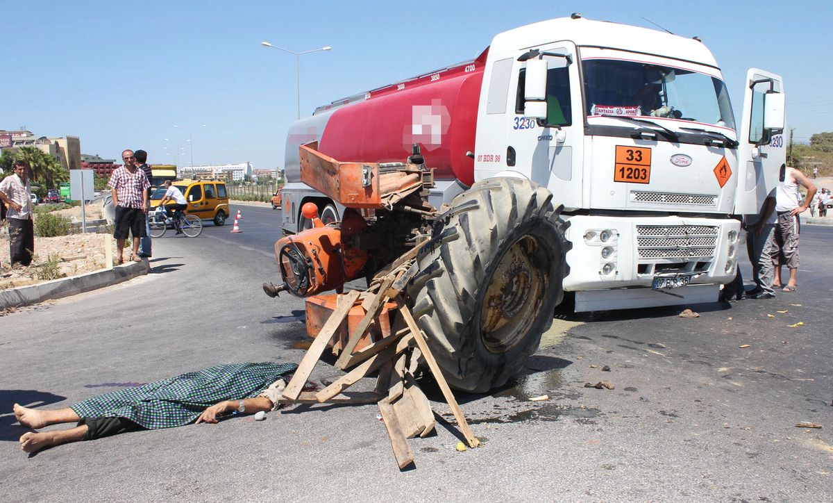Traktör, Akaryakıt Tankeriyle Çarpıştı: 1 Ölü