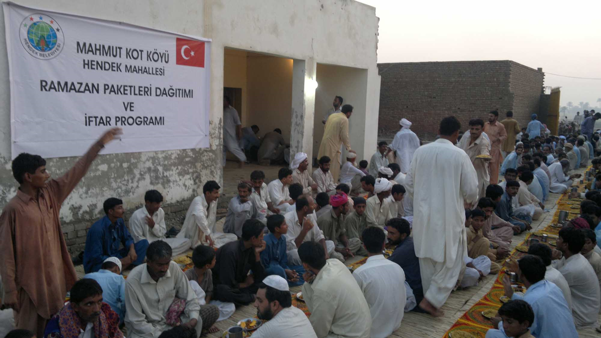 Hendek Beledıyesı Pakistan'da Selzedelere İftar Yemeği Verdi