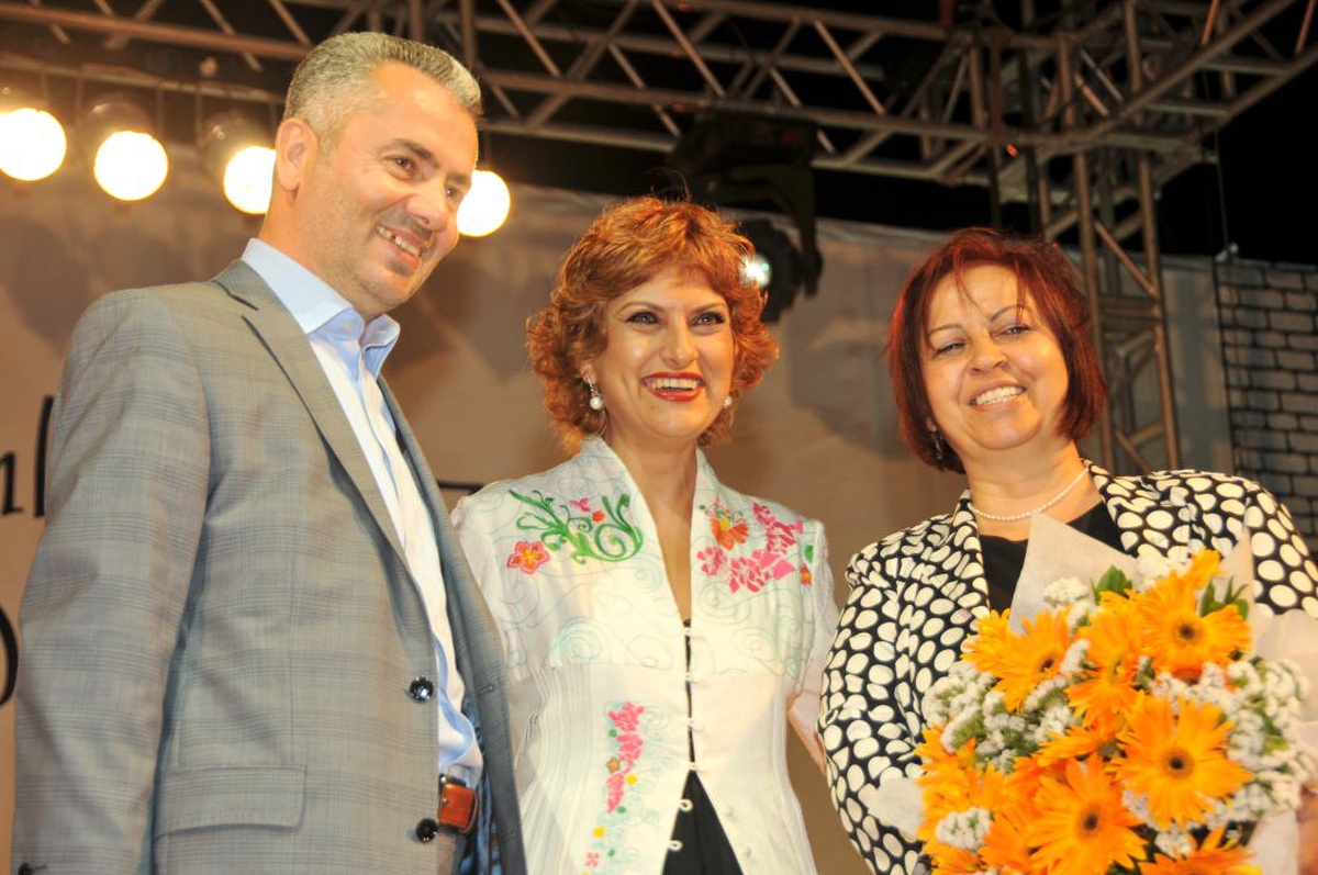 Başkan Uzun İle Şükriye Tutkun Düet Yaptı