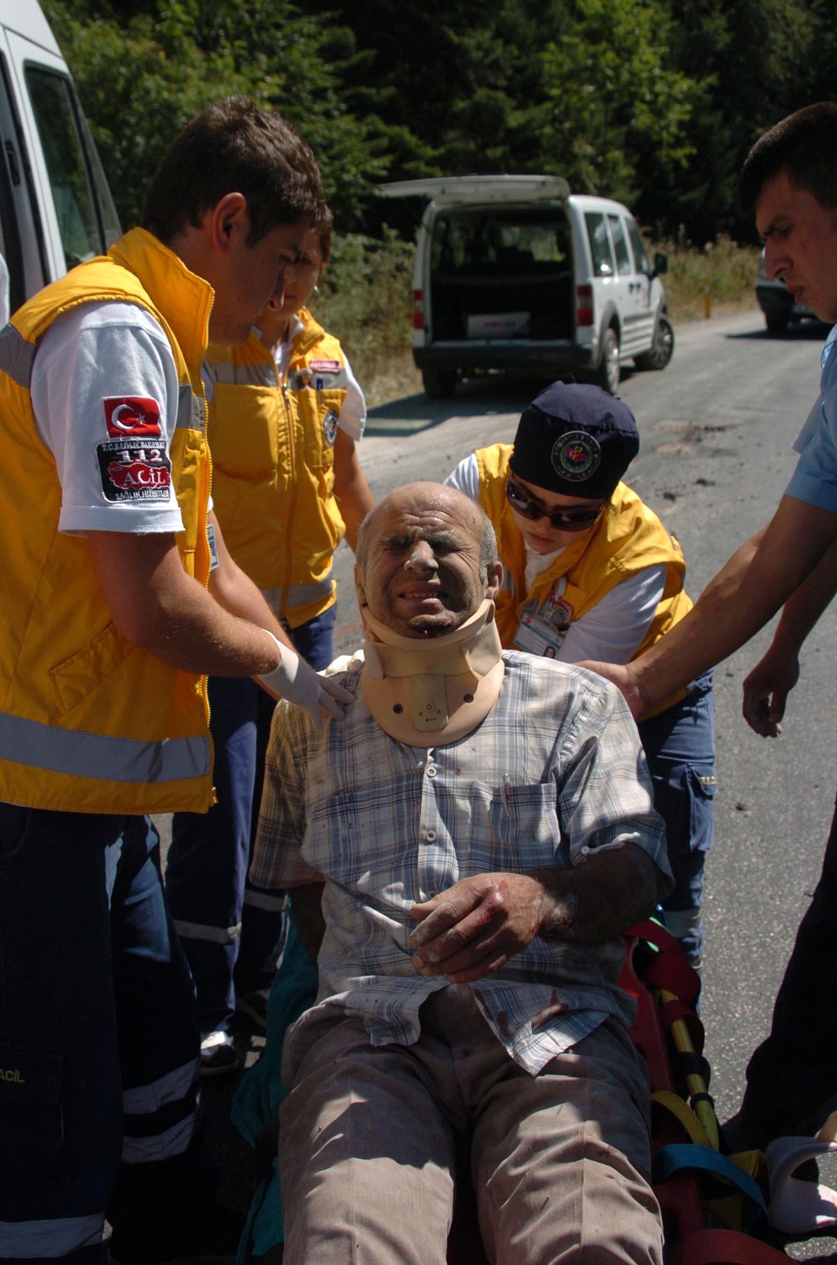 Kamyon Şarampole Yuvarlandı: 3 Yaralı