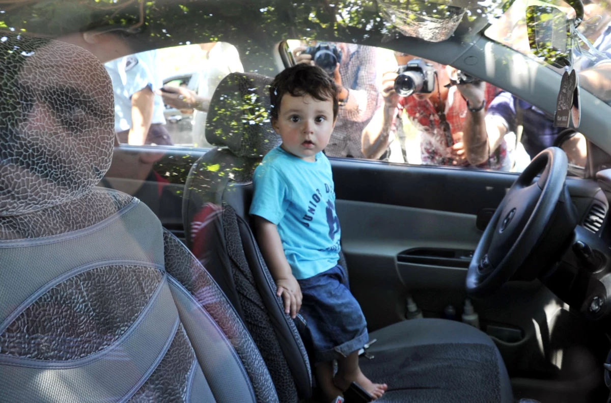 Otomobilde Mahsur Kalan Çocuk Pencere Camı Kırılarak Kurtarıldı