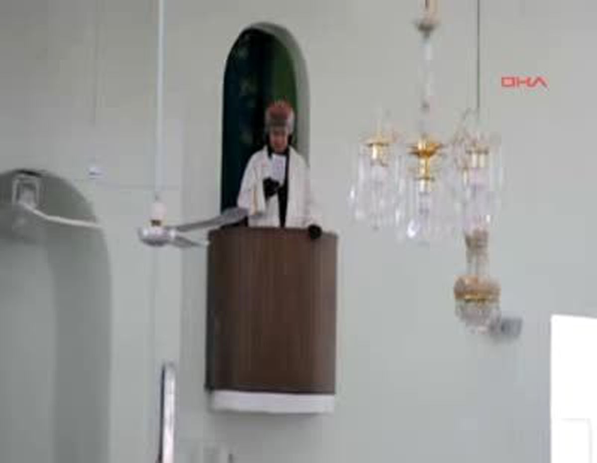 İmam Hutbeye Kasklı Çıktı