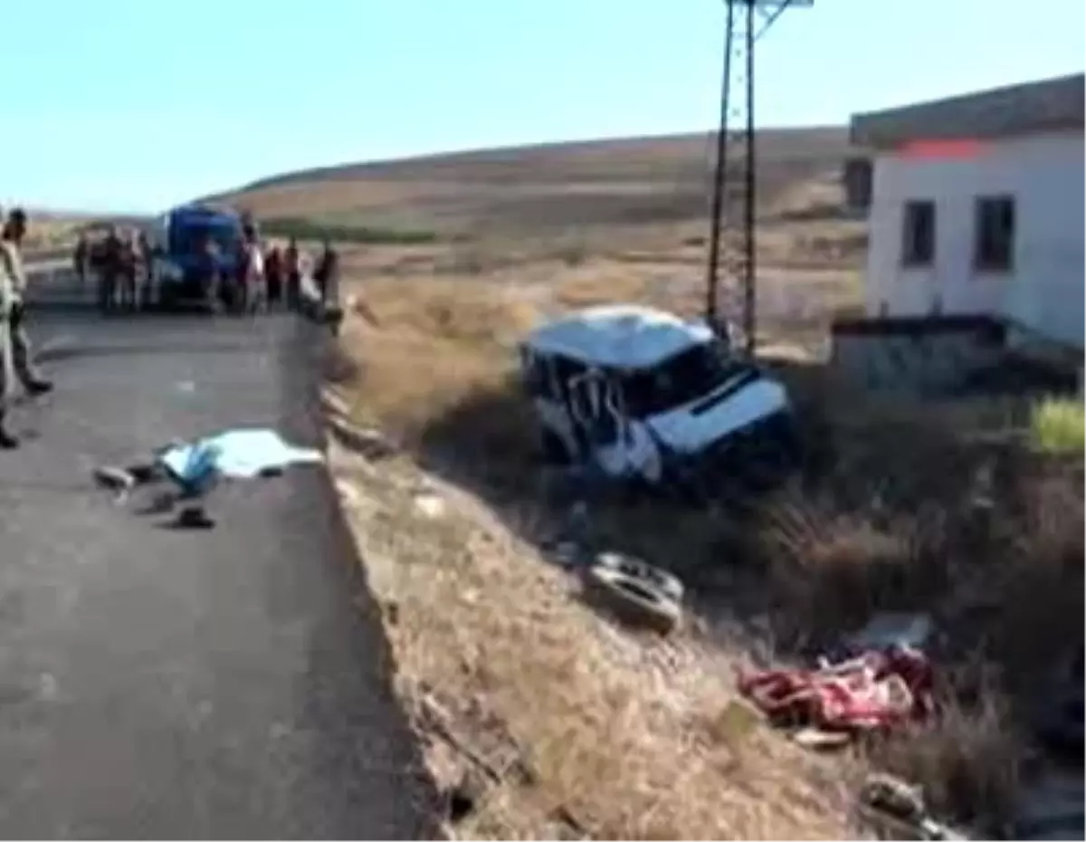 Ankara\'dan Diyarbakır\'a Giden İnşaat İşçileri Kaza Yaptı: 2 Ölü, 4 Yaralı