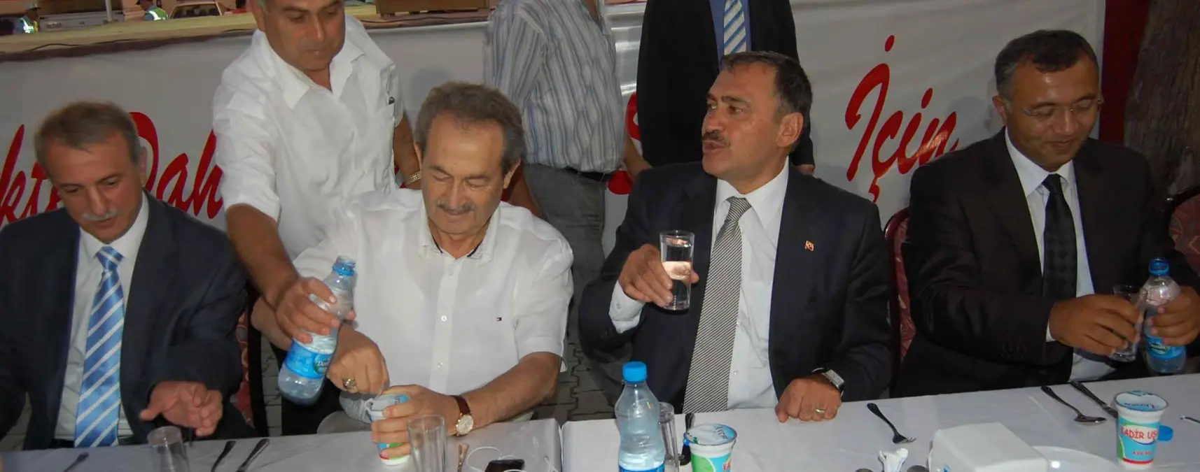 Bakan Eroğlu, İftarını Simav\'da Açtı