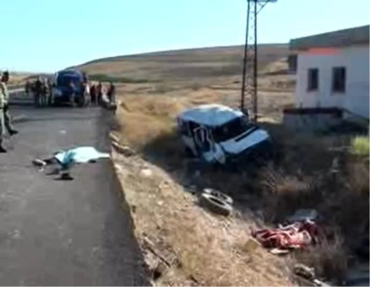 Şanlıurfayenidenankara\'dan Diyarbakır\'a Giden İnşaat İşçileri Kaza Yaptı: 2 Ölü, 4 Yaralı