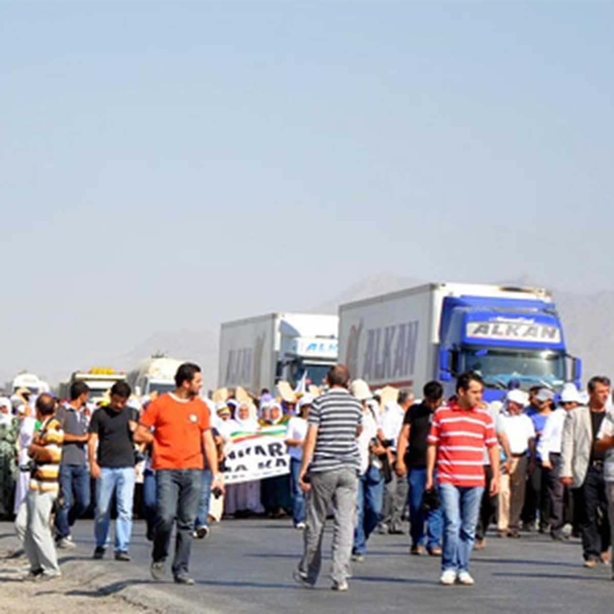 Canlı Kalkanlar Yolu Trafiğe Kapattı