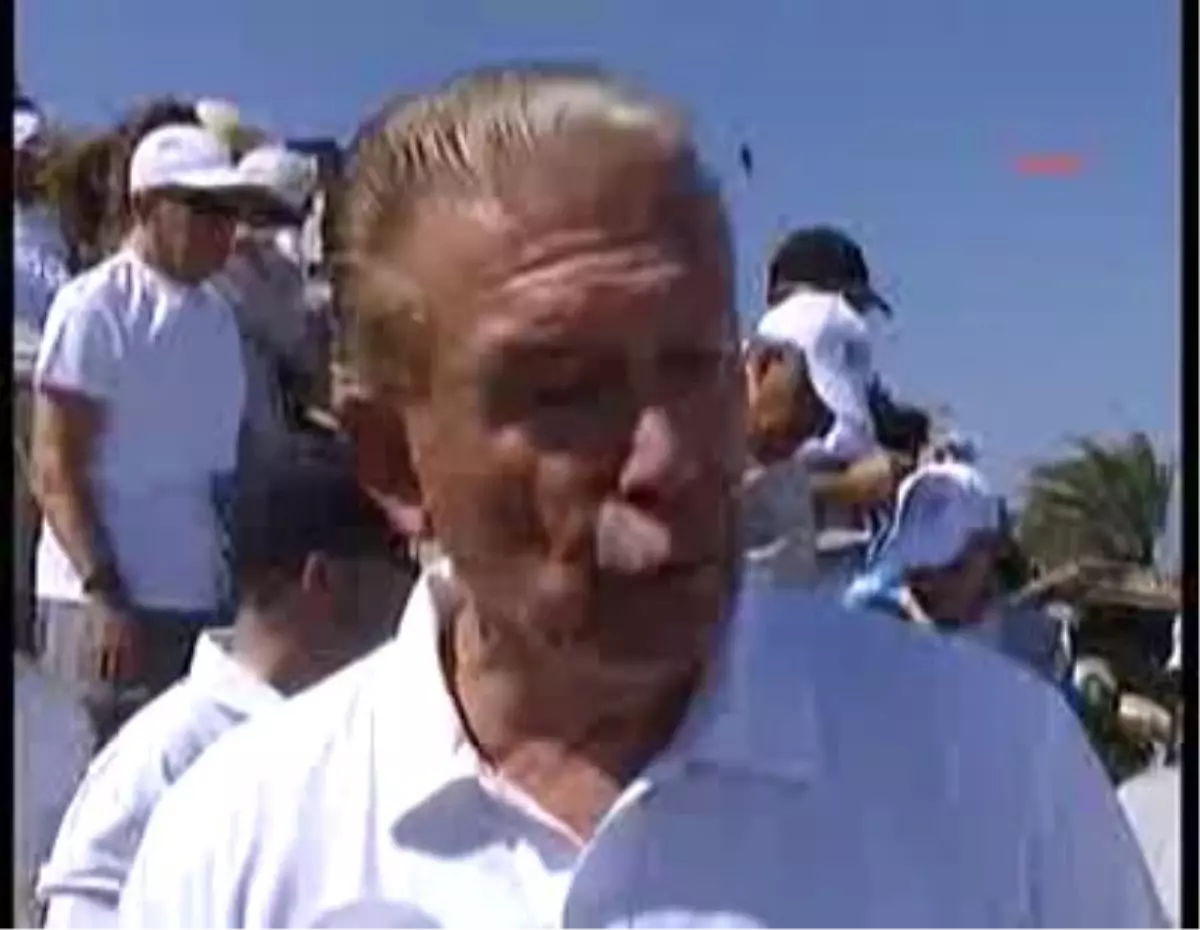 İzmir2ılıca Plajı\'ndaki Büyük Temizliğe Uğur Dündar da Çocuklarıyla Katıldı