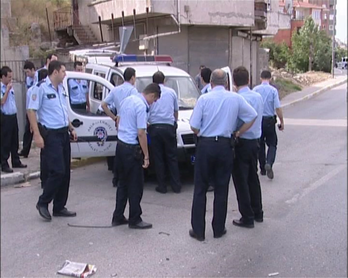 Maltepe\'de Polis Aracı Kaza Yaptı: 3\'ü Polis 4 Kisi Yaralı