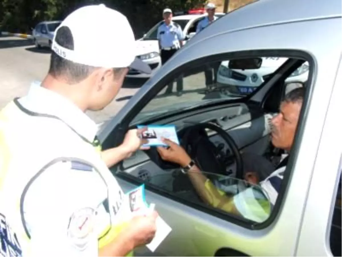 Polisten Sürücülere Önce Uyarı, Sonra Şeker