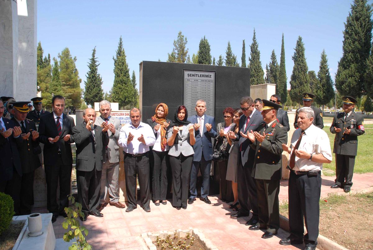 Denizli'de Şehitlere Bayram Öncezi Ziyaret