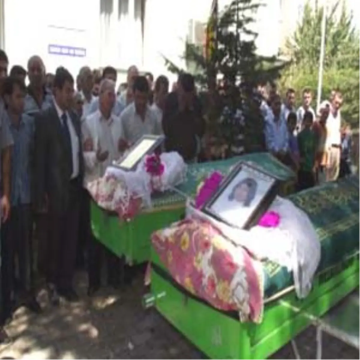 Öldürülen Kız Kardeşler Toprağa Verildi