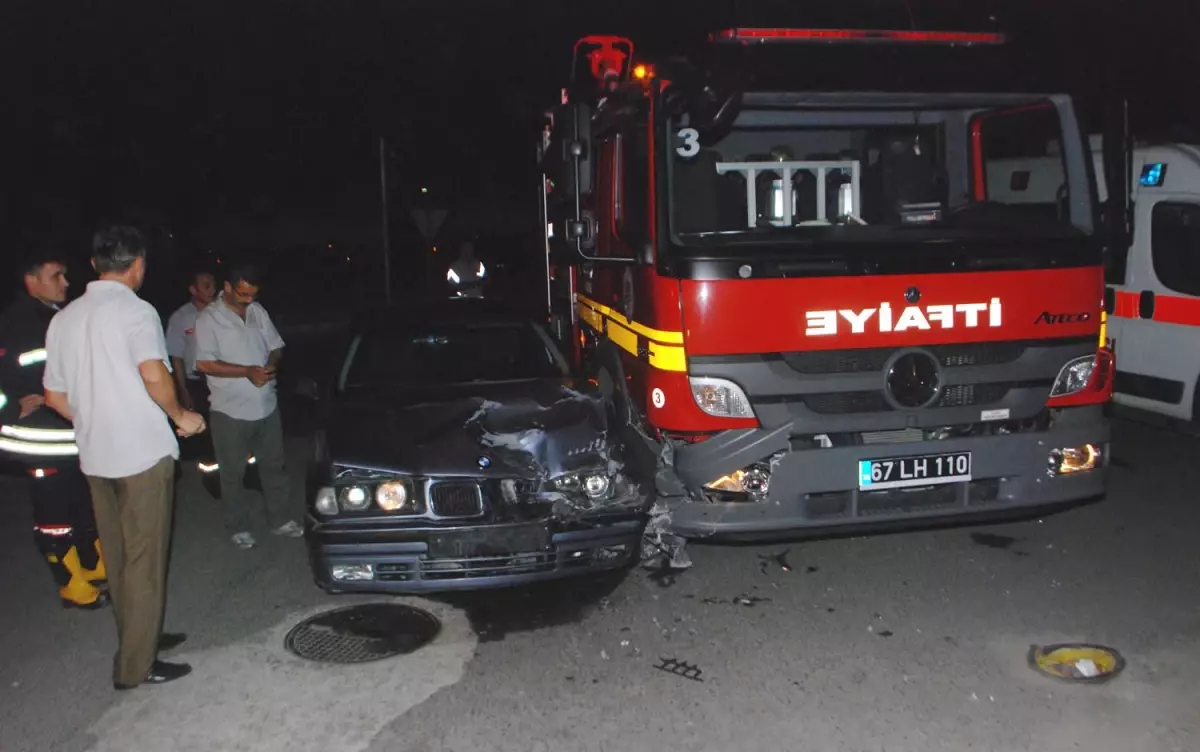 Otomobil İtfaiye Aracı ile Çarpıştı: 2 Yaralı