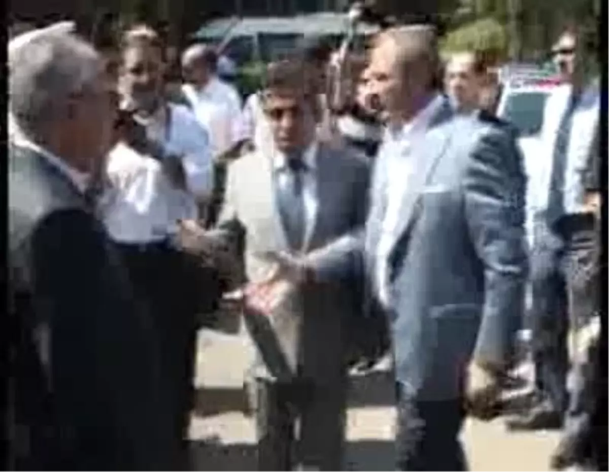 Şehitlikte \'atatürk ve Silah Arkadaşlarına Rahmet Krizi