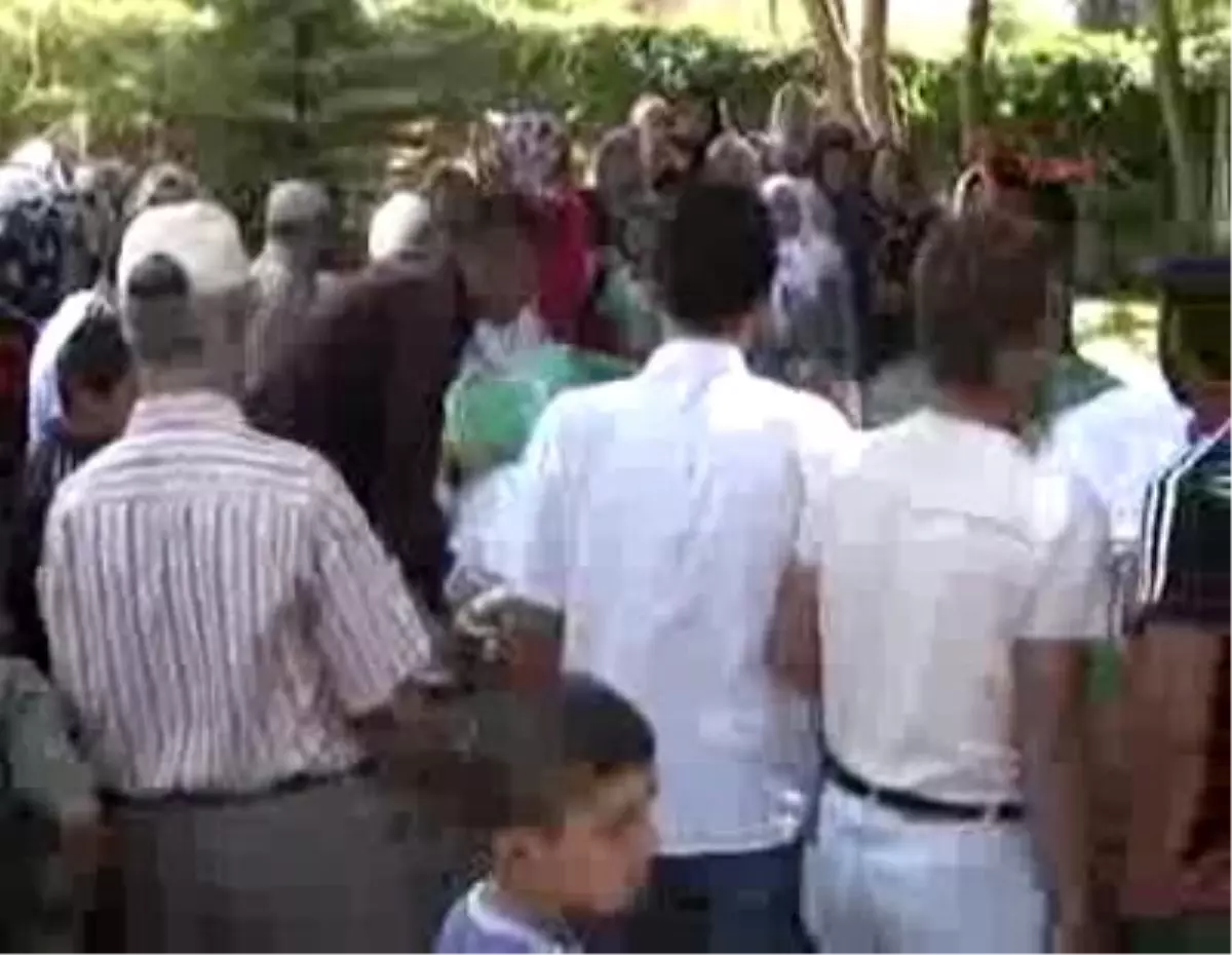 Vahşice Öldürülen Kız Kardeşler Toprağa Verildi