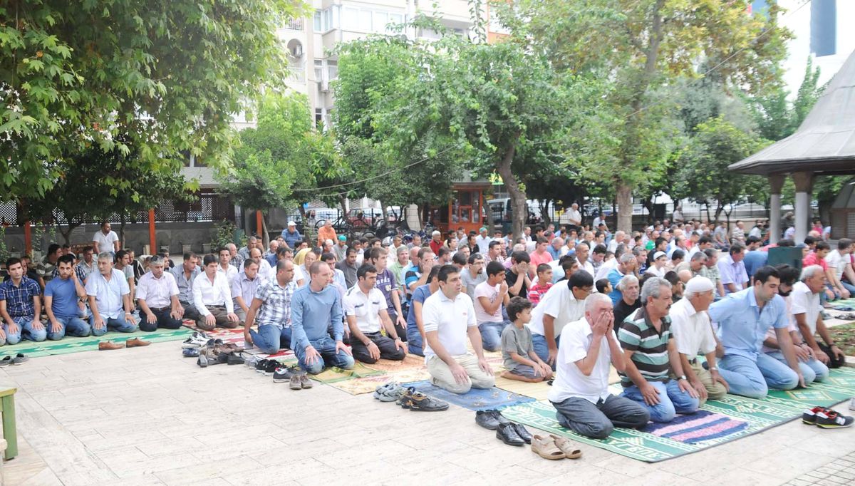 Antalya Bayrama Yağmurlu Başladı
