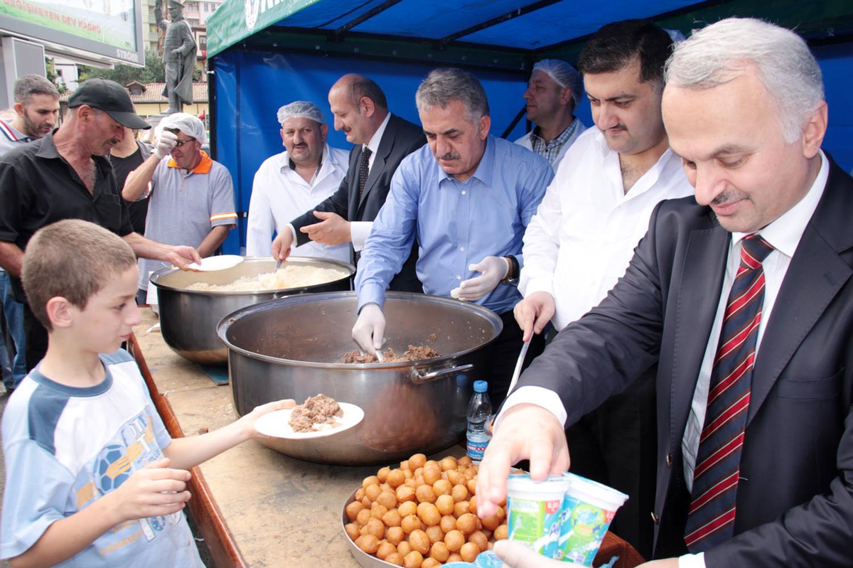 Bakan Yazıcı 3 Saat Bayramlaştı, Kavurma- Pilav Dağıttı