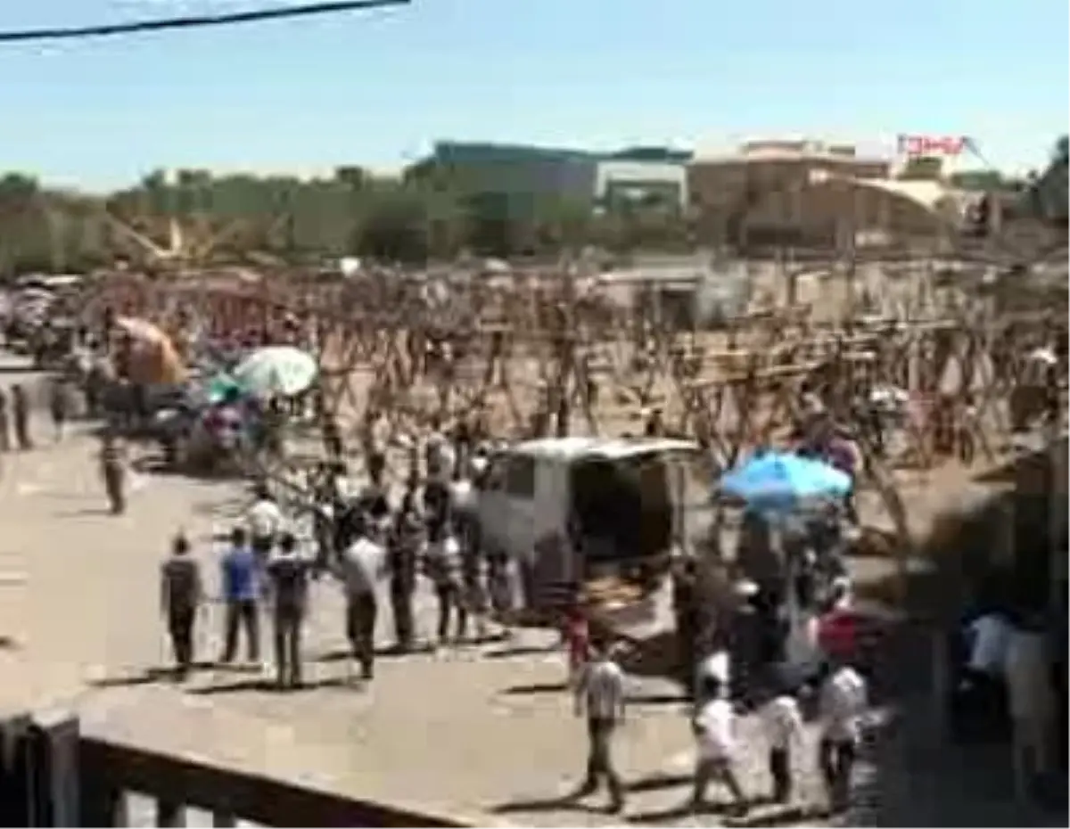 Cizre\'de Çocuklar Tahta Salıncakta Eğlendi