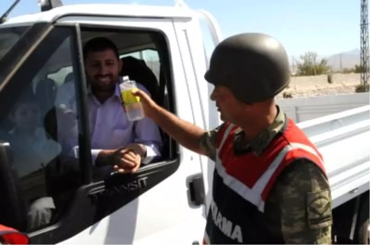 Cizre\'de Polisten Çocuklara Şeker İkramı