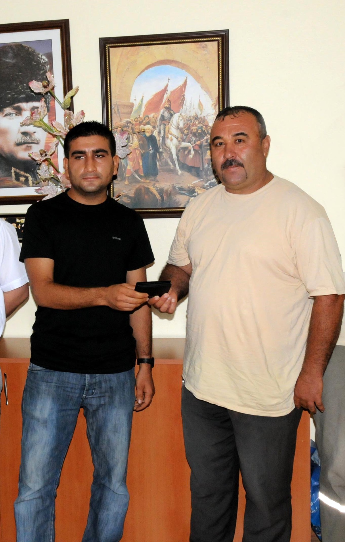 Temizlik İşçilerı Buldukları Parayı Sahibine Teslim Etti