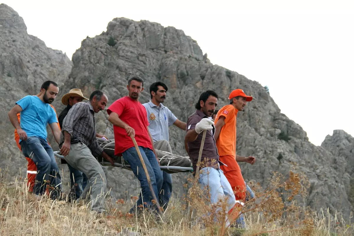 Bayram Tatiline Geldi, Kayalıklardan Düşerek Öldü