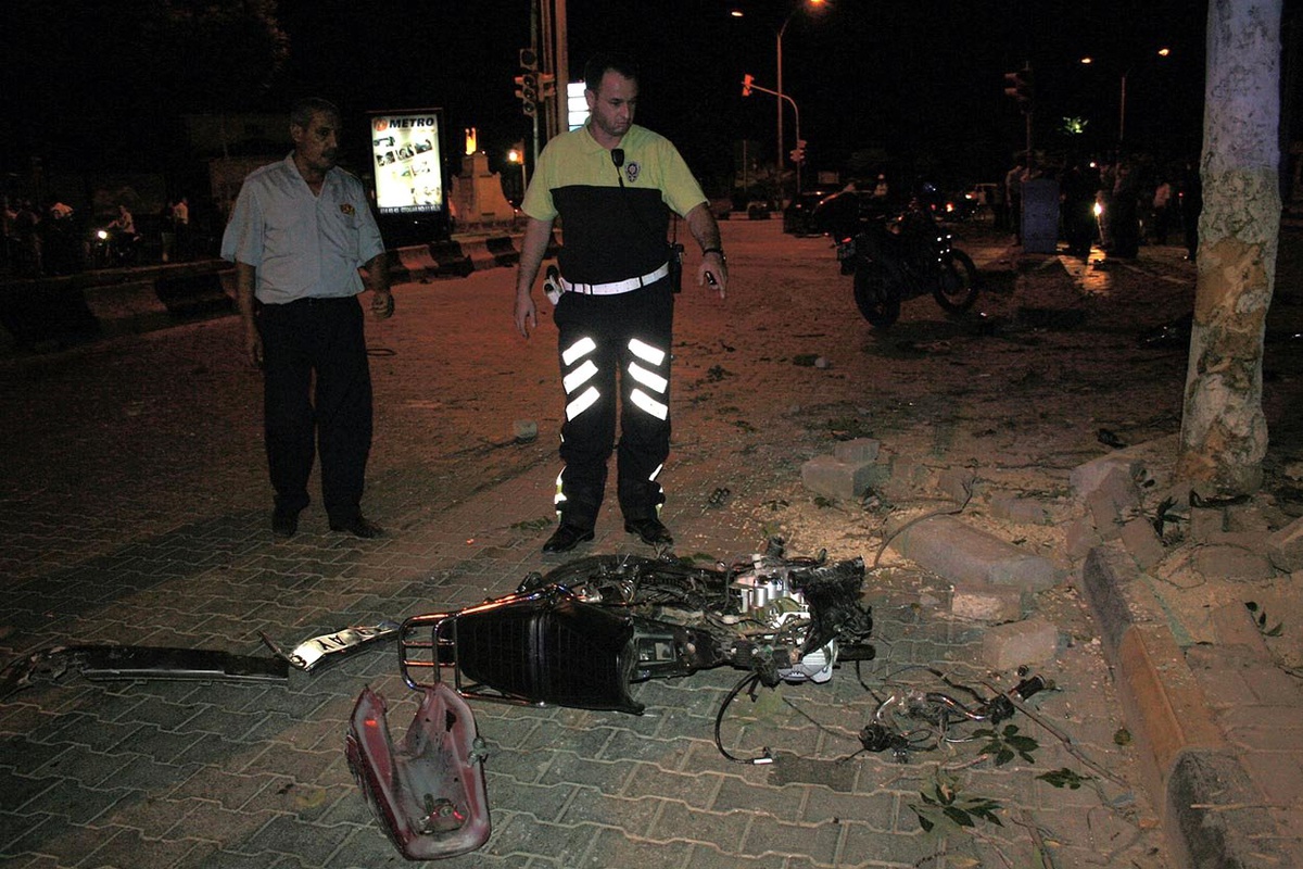 Motosiklet, Otomobille Çarpıştı: 2 Ölü, 1 Yaralı