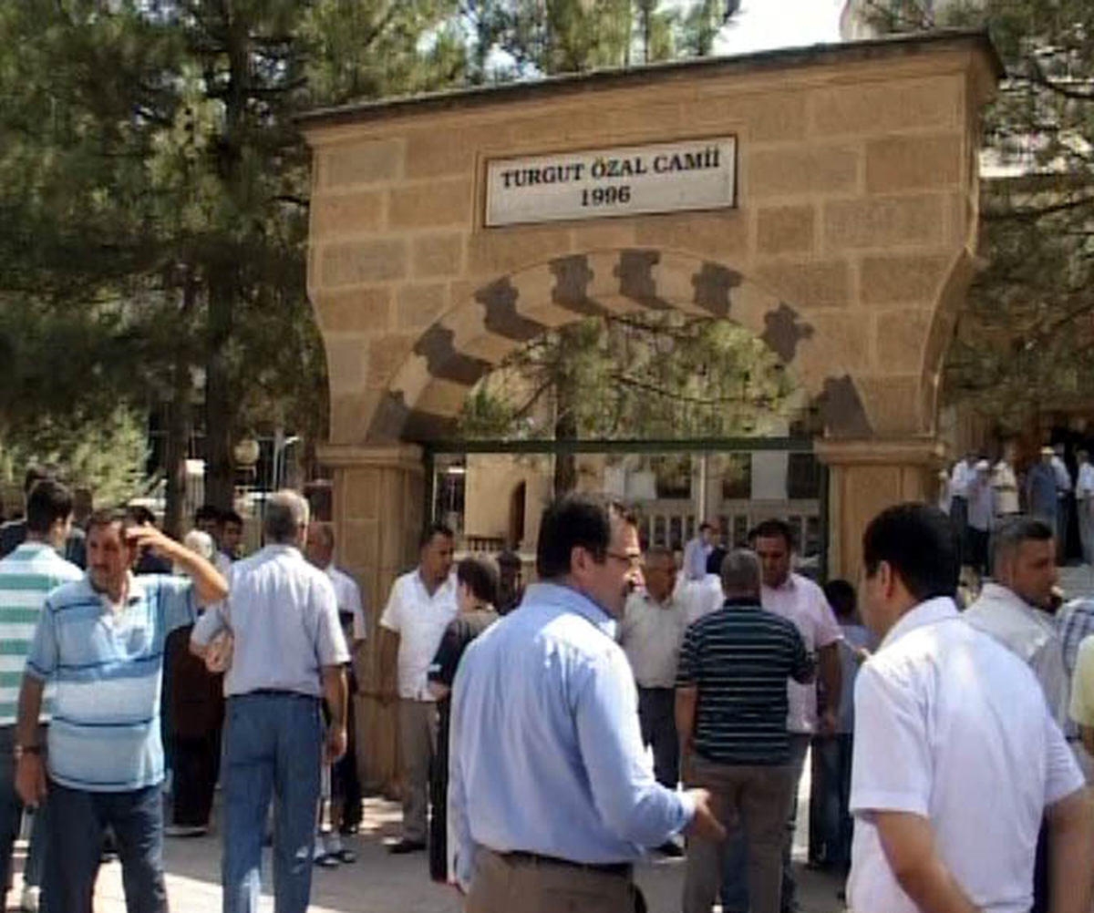 Hutbede '85 Yıllık Zulüm Bitecek' Diyen İmamı Cemaat Susturdu