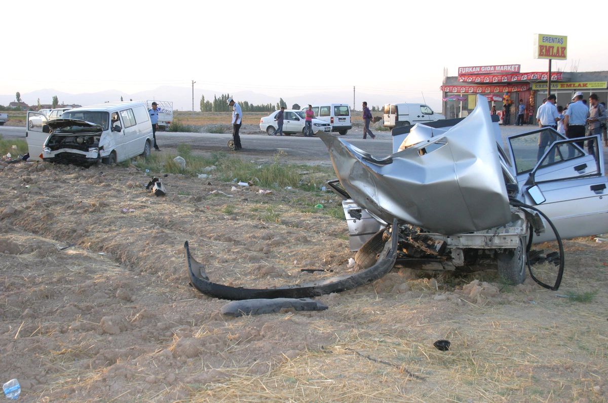 Düğün Yolunda Kaza: 1 Ölü, 4 Yaralı