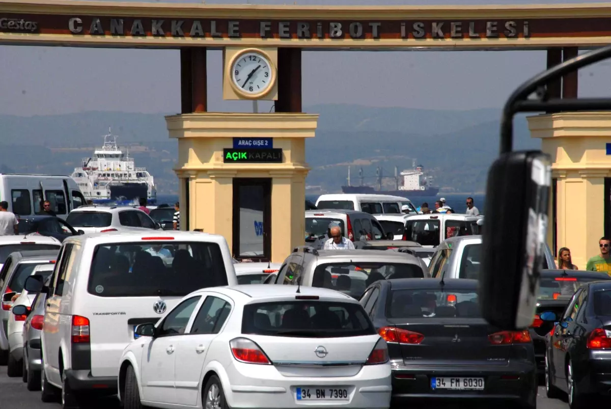 Feribotlar Çanakkale Boğazı\'na \'Köprü\' Oldu