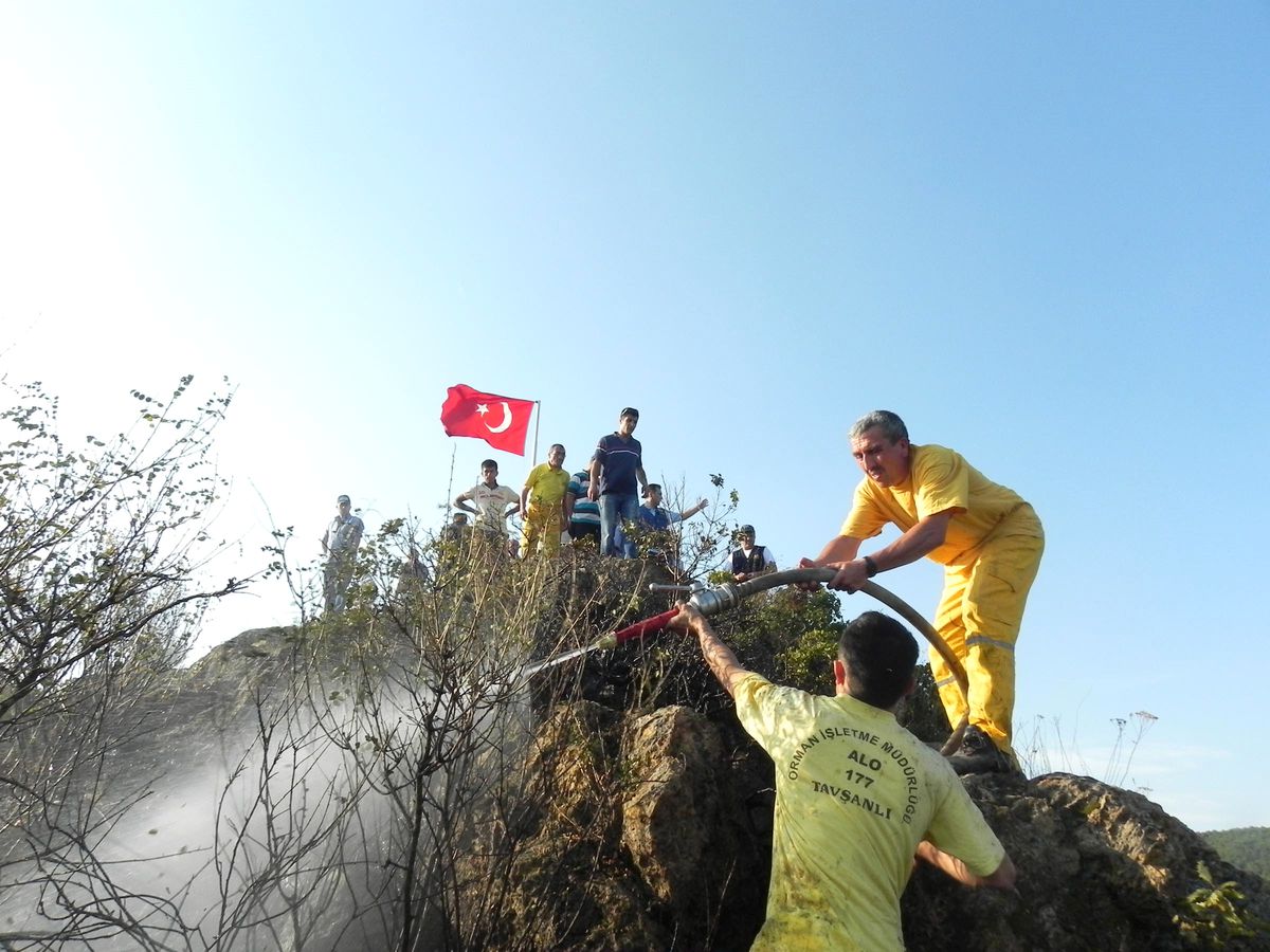 İtfaiye Erleri ile Köylülerin Çabası, Tepedeki Türk Bayrağı'nı Yanmaktan Kurtardı