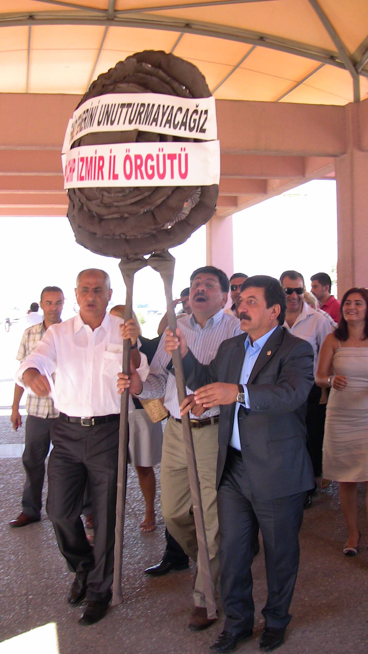 İzmir Adliyesi'nde Siyah Çelenk Tartışması
