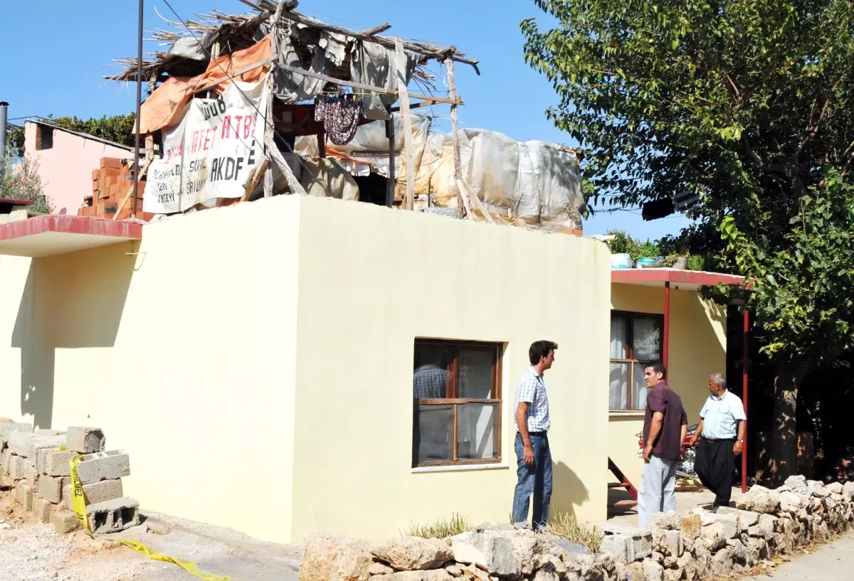 Babasını Aldattığından Şüphelendiği Annesini Öldürdü