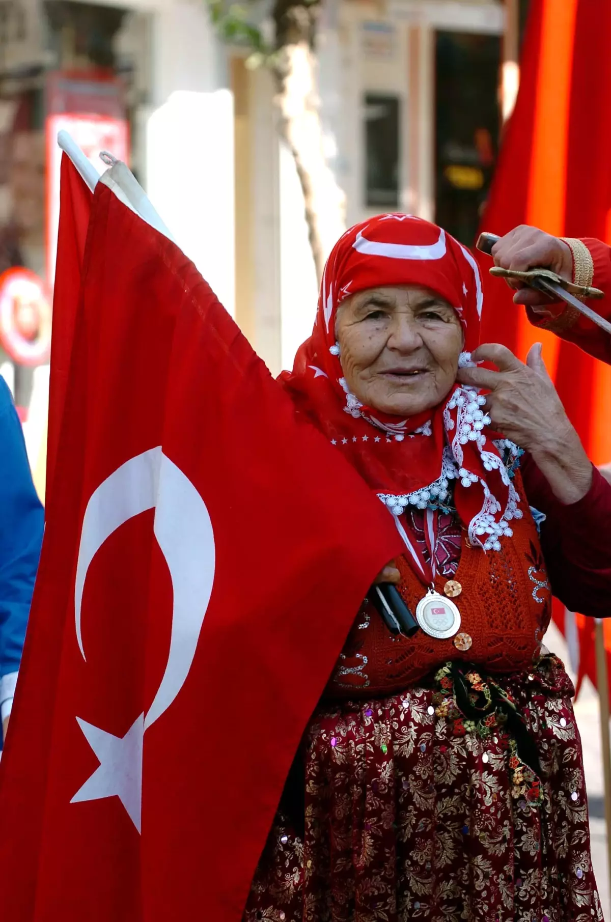 Kılıçdaroğlu, Aydın\'da Yeni Valiyi Ziyaret Etti, Kurtuluş Törenlerini İzledi