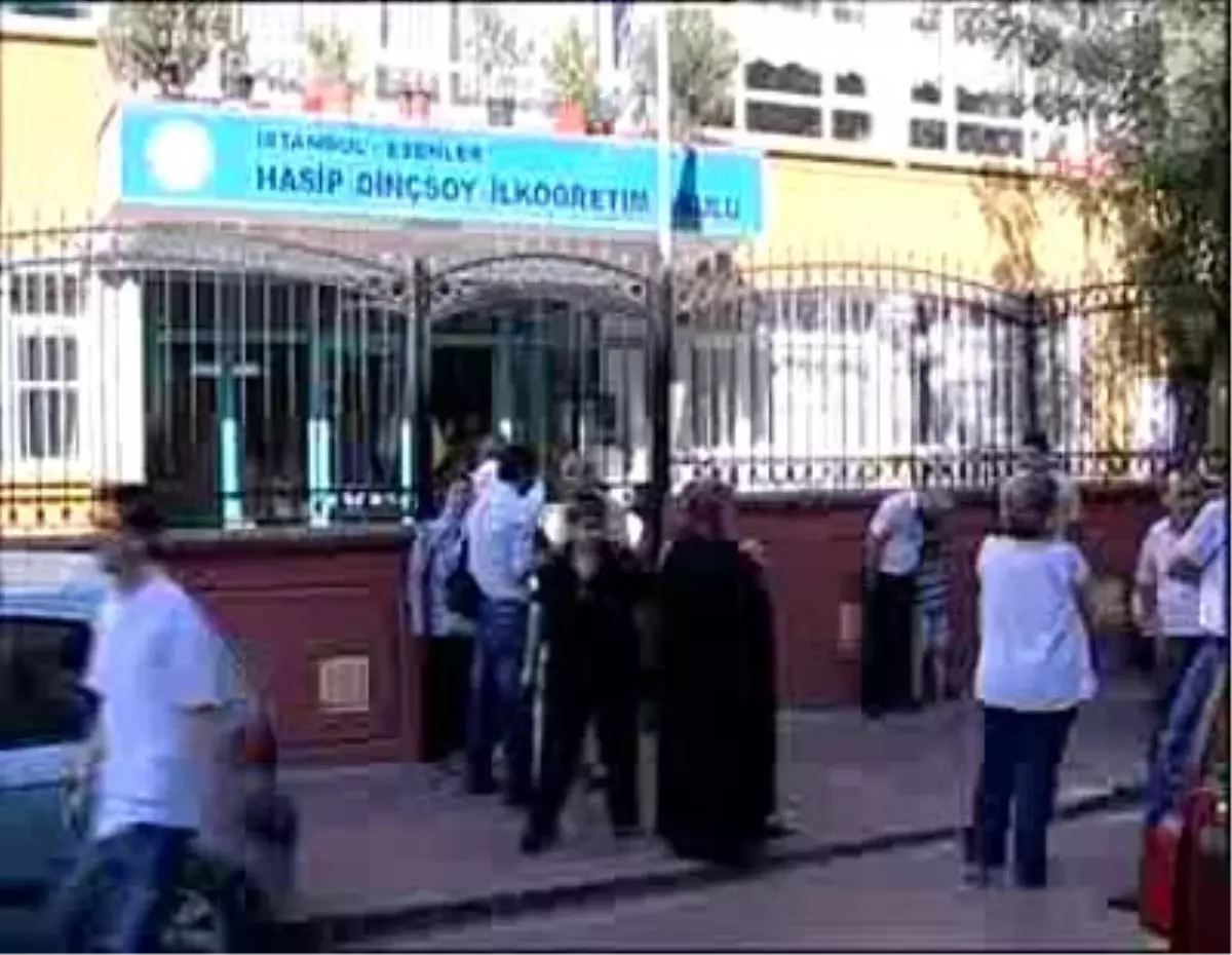 Okul Önünde Yıkım Protestosu