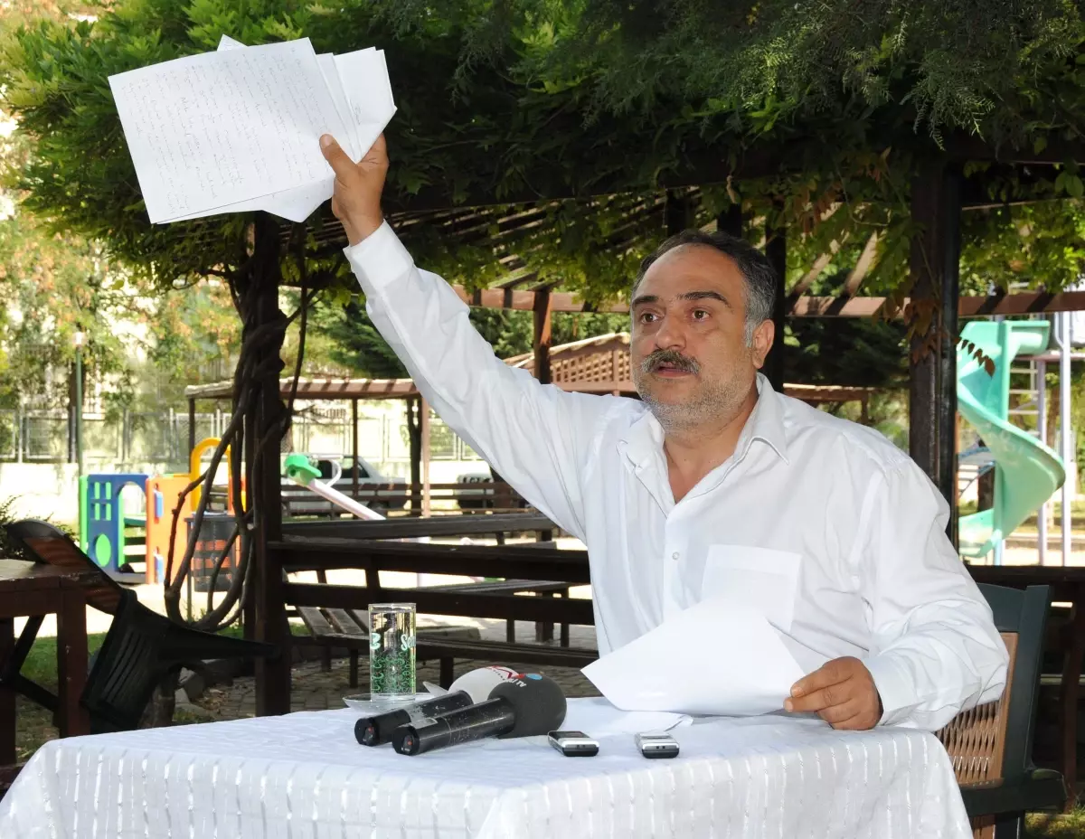 Sanatçı Mehmet Çevik, Nejat Birecik\'i Suçlayıp Kocaeli Şehir Tiyatrosu\'ndan İstifa Etti