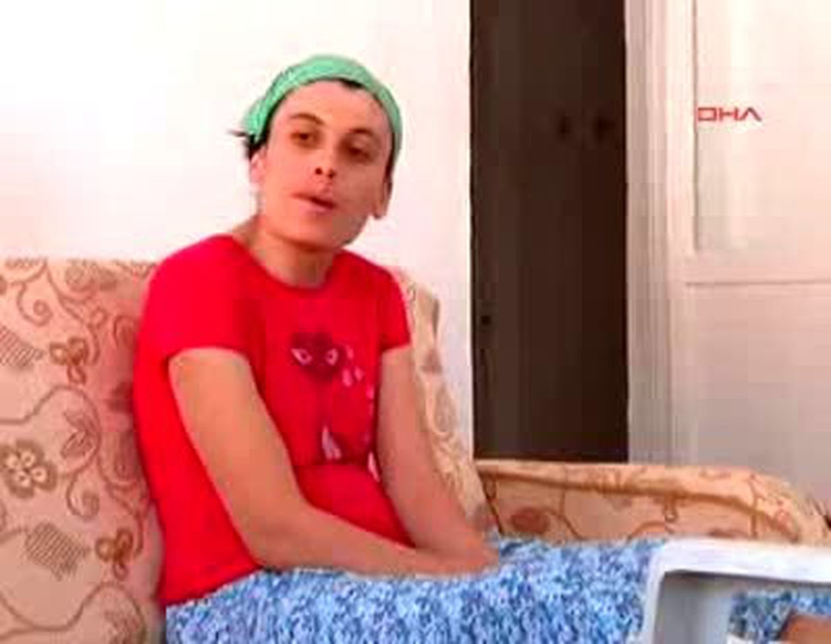 Çocuklarını Sırtında Taşıyor