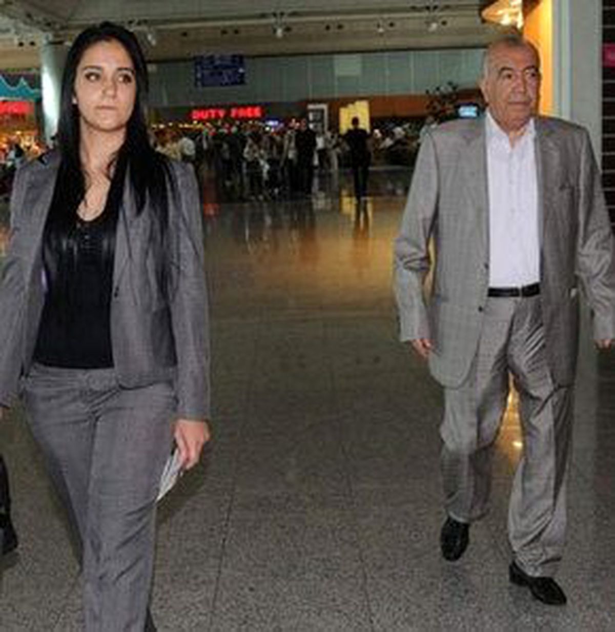 Halis Toprak'tan, Toprak Center Binası Satış İlanı