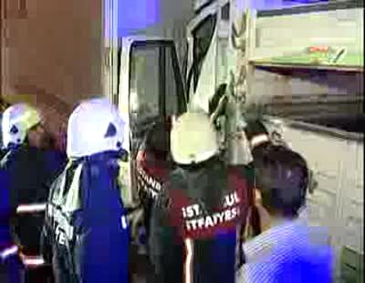 Kamyon TIR'a Çarptı