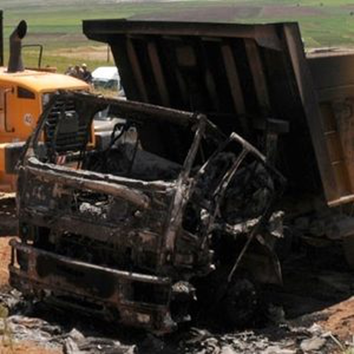 PKK'lı Teröristler, Mermer Ocağındaki Araçları Yaktı