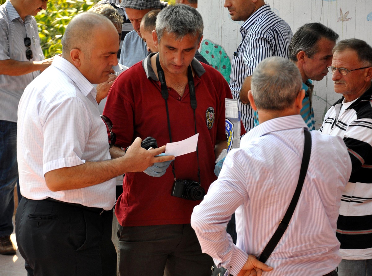 Emekli Öğretmen, Eşine Not Yazıp İntihar Etti
