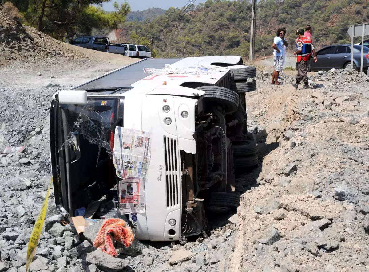 Fethiye\'de Tur Midibüsü Kaza Yaptı: 19 Yaralı (2)