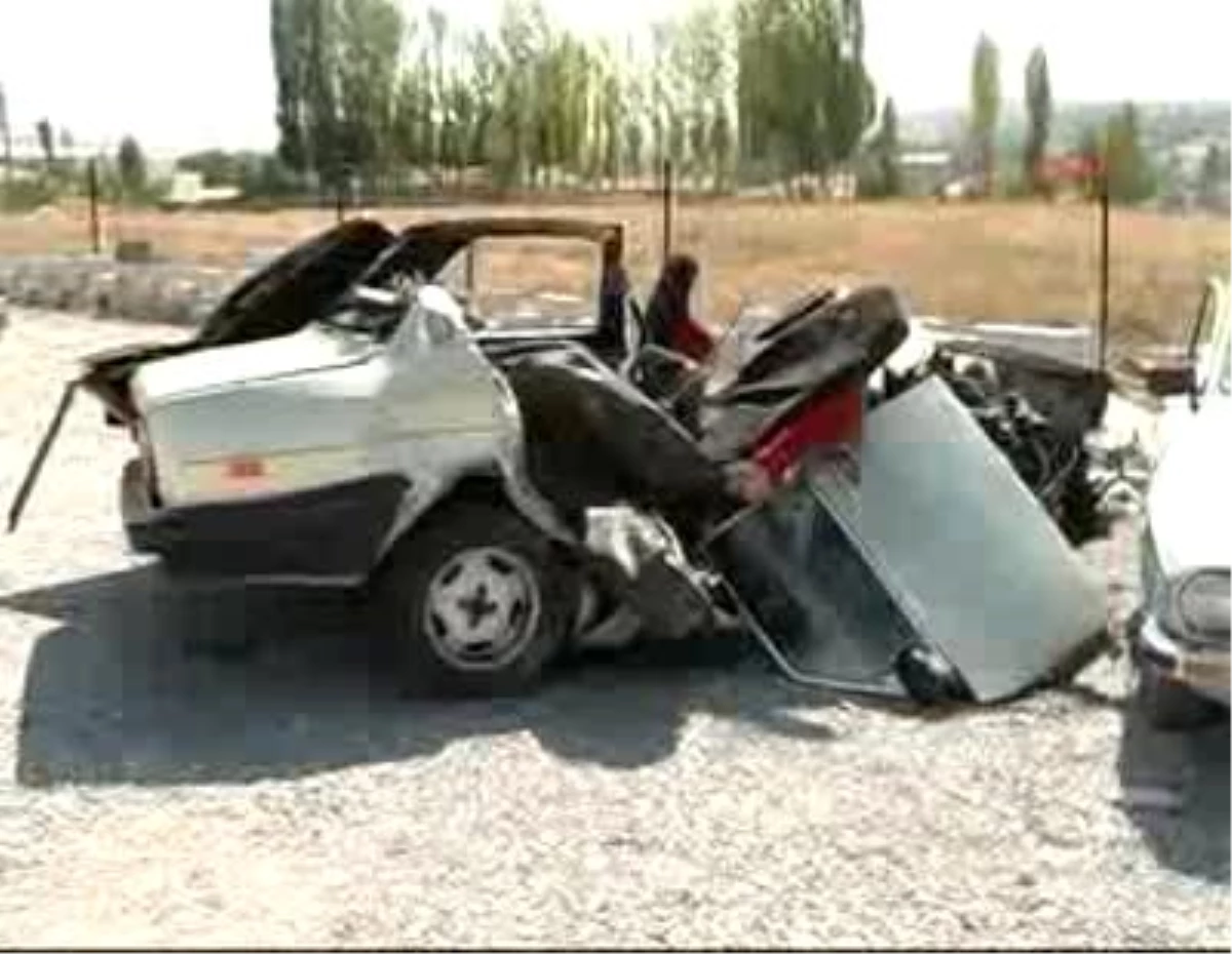 Minibüs, Otomobil ile Çarpıştı: 4 Ölü, 7 Yaralı