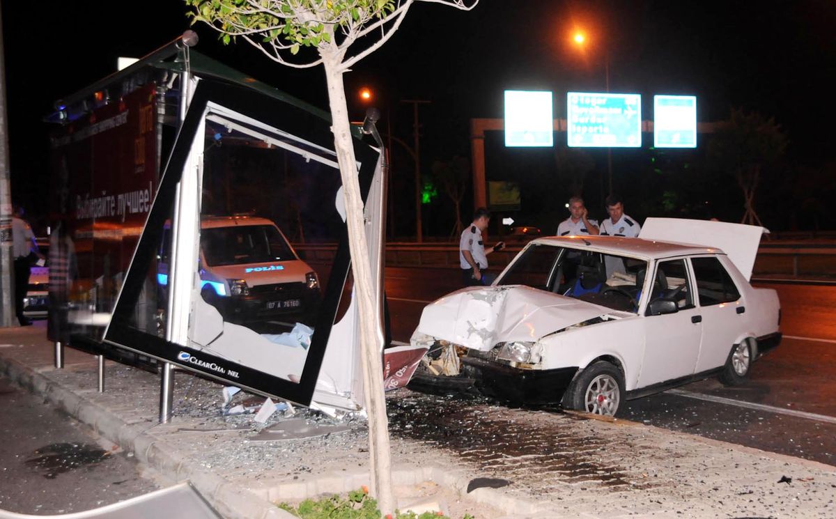 Otomobille Otobüs Durağına Daldı