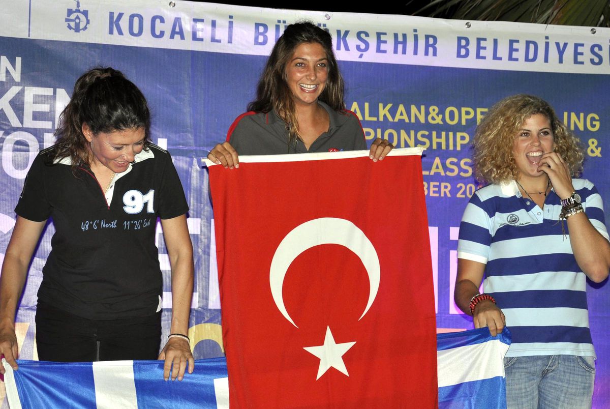 Nazlı'nın Yunanlılarla Bayrak Mücadelesi
